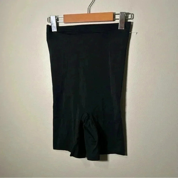 NWOT SPANX OnCore High-Waisted Mid-Thigh Short L - Picture 2 of 7